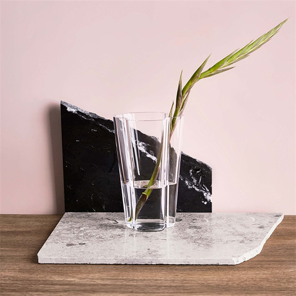 Iittala Alvar Aalto Collection Vase 220mm clear. Art. 1024738. EAN 6411923660006. The tall vase showcases long-stemmed flower bouquets perfectly.