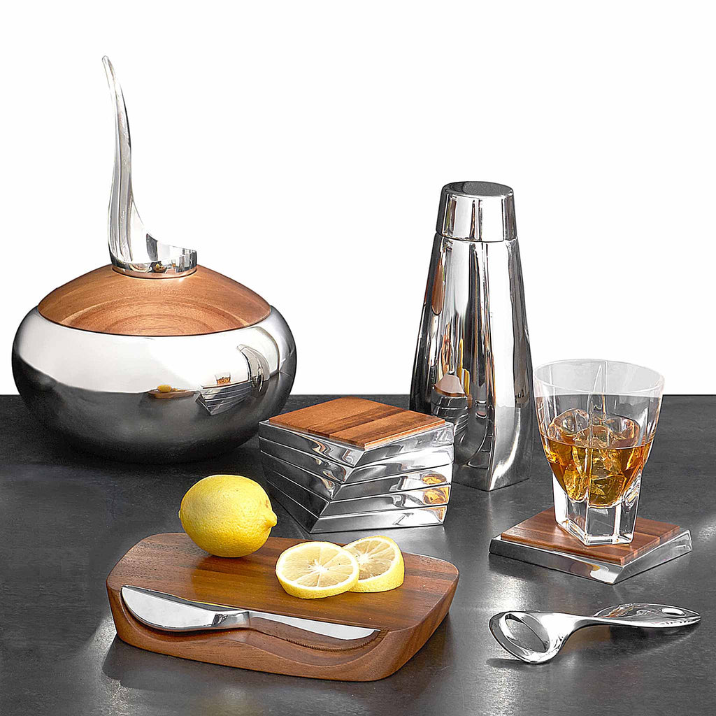 Innovative in both its design and display, the Nambe Klasp Cocktail Shaker not only makes great cocktails, but looks fashionable as a fixture on your bar.