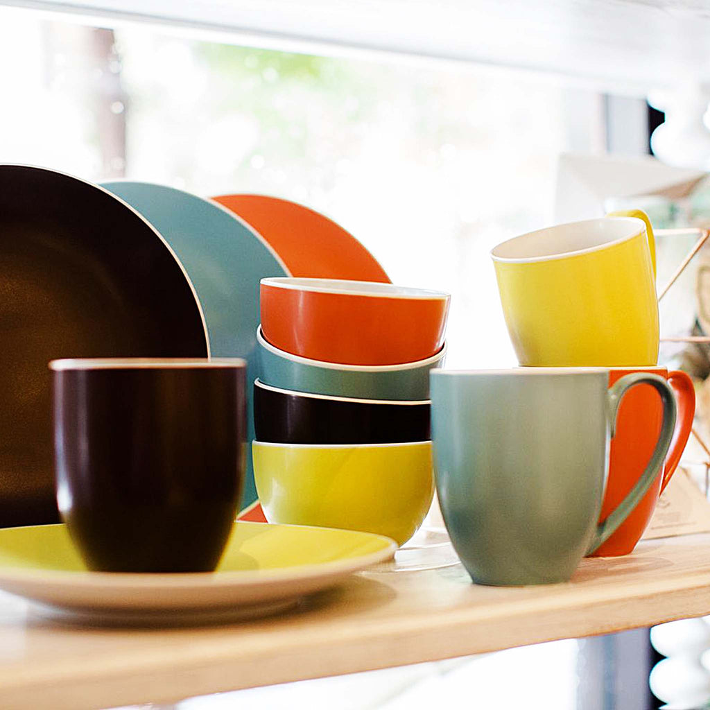 POP brings together sophisticated neutrals and vibrant colour in a beautiful stoneware collection perfect for mixing and matching. With its clean lines and timeless design, POP embraces casual dining. The POP Colours Small Bowl Set adds a pop of colour to your table with 4 different shades – Ocean, Citron, Persimmon, and Chocolate.