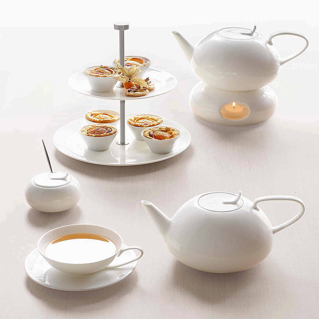 Extremely hard fine-bone china, warmly white, purely and simply elegant design. À Table fulfills the requirements for award-winning chef, Cornelia Poletto of Restaurant Poletto Hamburg. 