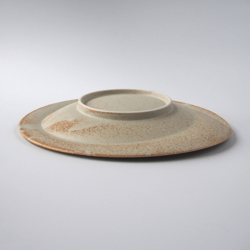 Reiwa Spiral Plate highlights a swirl pattern reminiscent of flowing water. Each eye-catching plate will elevate the appearance of your food. Enjoy the full expression of your food. Easy-to-stack shape: Despite its distinctive shape, it's easy to stack and has a clean, beautiful finish. 22cm plate is perfect for stylishly presenting appetizers and desserts. 27cm plate is recommended for main and pasta dishes, but also for appetizers and desserts where the extra space makes for stylish presentation.
