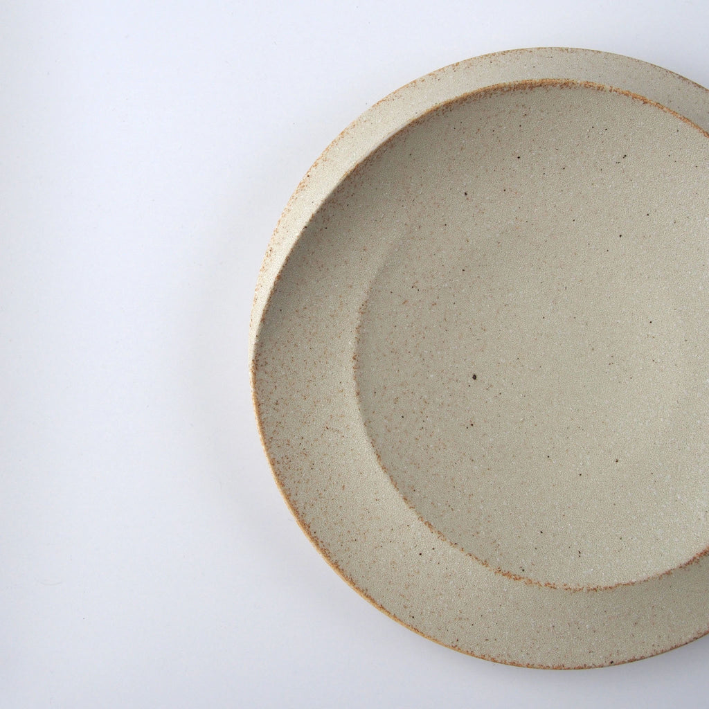 Reiwa Spiral Plate highlights a swirl pattern reminiscent of flowing water. Each eye-catching plate will elevate the appearance of your food. Enjoy the full expression of your food. Easy-to-stack shape: Despite its distinctive shape, it's easy to stack and has a clean, beautiful finish. 22cm plate is perfect for stylishly presenting appetizers and desserts. 27cm plate is recommended for main and pasta dishes, but also for appetizers and desserts where the extra space makes for stylish presentation.