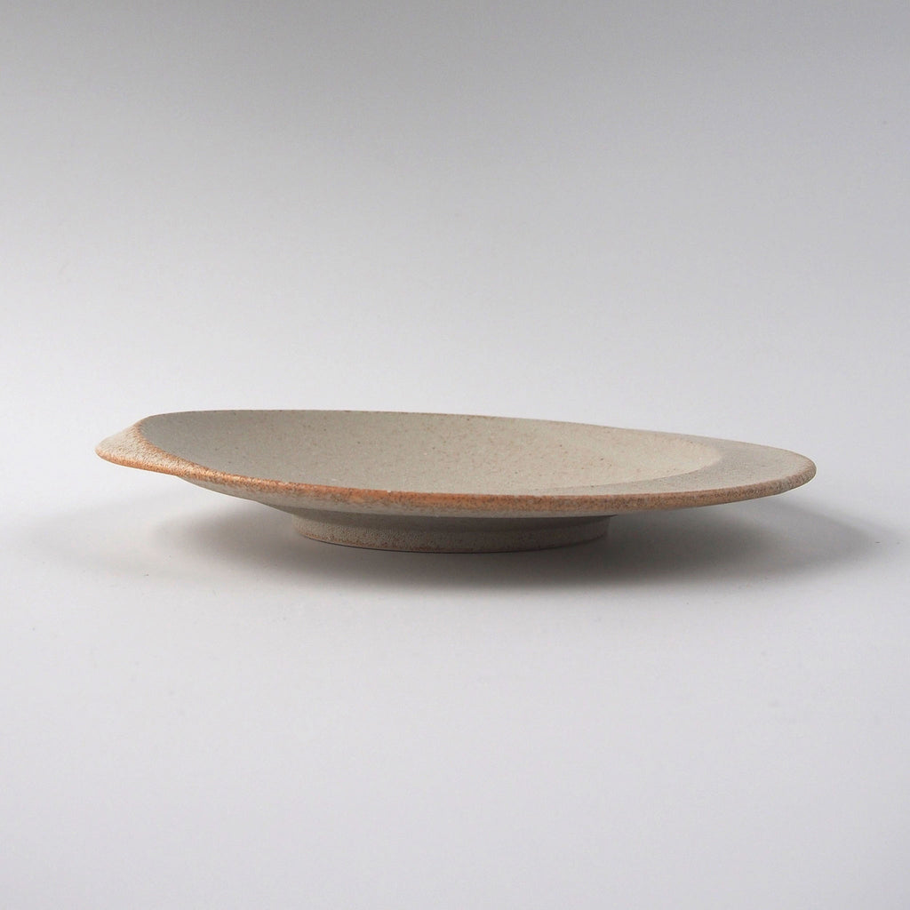 Reiwa Spiral Plate highlights a swirl pattern reminiscent of flowing water. Each eye-catching plate will elevate the appearance of your food. Enjoy the full expression of your food. Easy-to-stack shape: Despite its distinctive shape, it's easy to stack and has a clean, beautiful finish. 22cm plate is perfect for stylishly presenting appetizers and desserts. 27cm plate is recommended for main and pasta dishes, but also for appetizers and desserts where the extra space makes for stylish presentation.