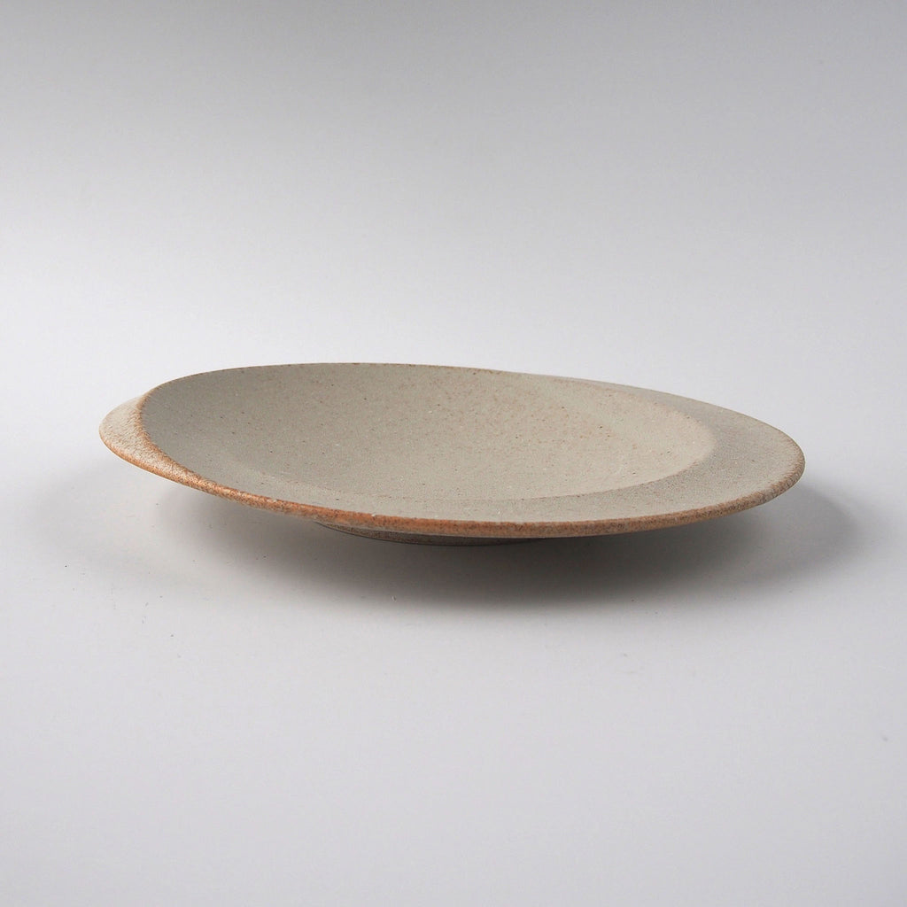 Reiwa Spiral Plate highlights a swirl pattern reminiscent of flowing water. Each eye-catching plate will elevate the appearance of your food. Enjoy the full expression of your food. Easy-to-stack shape: Despite its distinctive shape, it's easy to stack and has a clean, beautiful finish. 22cm plate is perfect for stylishly presenting appetizers and desserts. 27cm plate is recommended for main and pasta dishes, but also for appetizers and desserts where the extra space makes for stylish presentation.