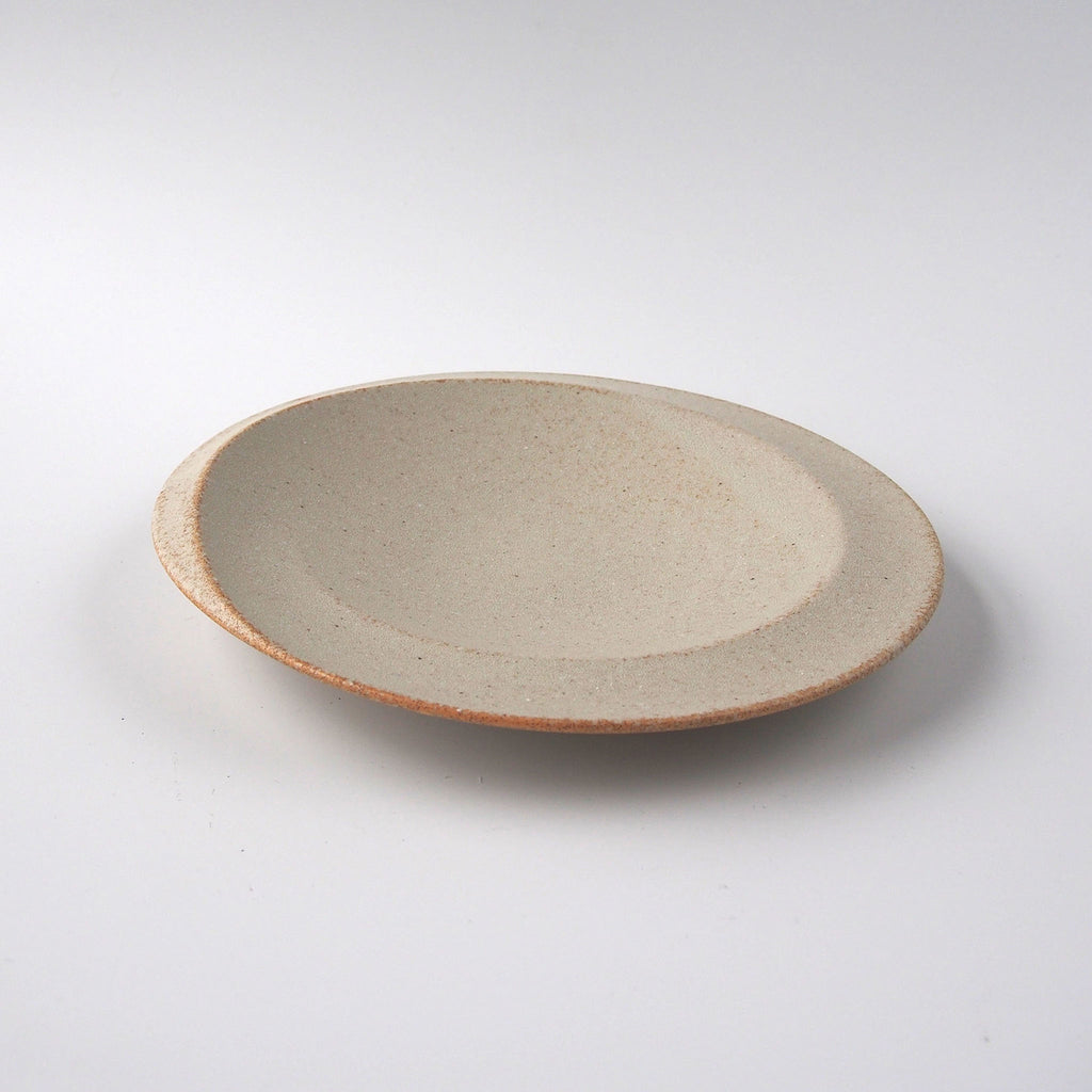 Reiwa Spiral Plate highlights a swirl pattern reminiscent of flowing water. Each eye-catching plate will elevate the appearance of your food. Enjoy the full expression of your food. Easy-to-stack shape: Despite its distinctive shape, it's easy to stack and has a clean, beautiful finish. 22cm plate is perfect for stylishly presenting appetizers and desserts. 27cm plate is recommended for main and pasta dishes, but also for appetizers and desserts where the extra space makes for stylish presentation.