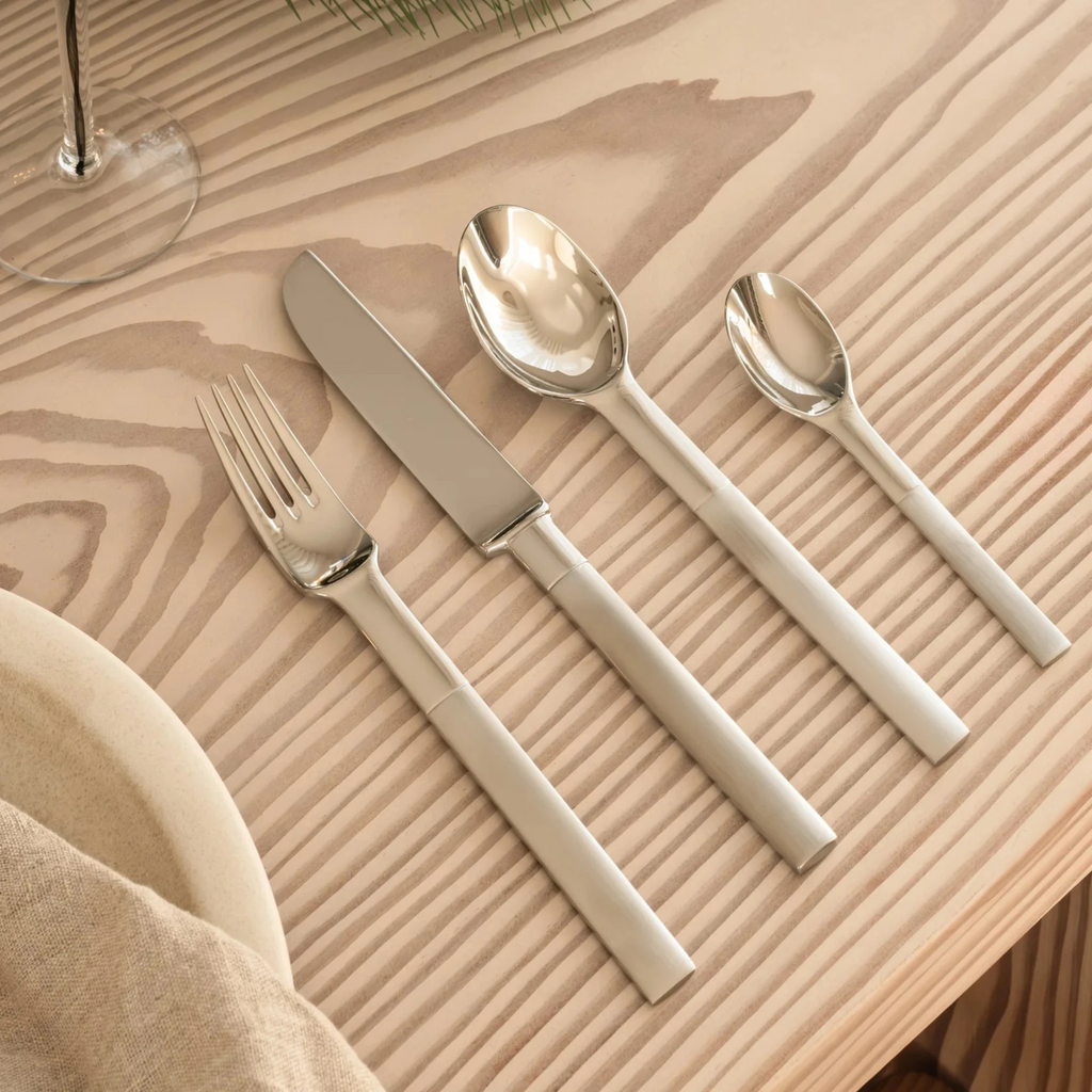 Nobel was created by designer Gunnar Cyrén to commemorate the 90th anniversary of the Nobel Prize and has since become a modern classic. Inspired by early 19th-century design and the silverware of Sweden’s King Karl XIV Johan, the collection blends regal heritage with timeless elegance. Made of polished 18/8 stainless steel with a sophisticated matte finish, each piece is crafted for both formal and everyday occasions. 