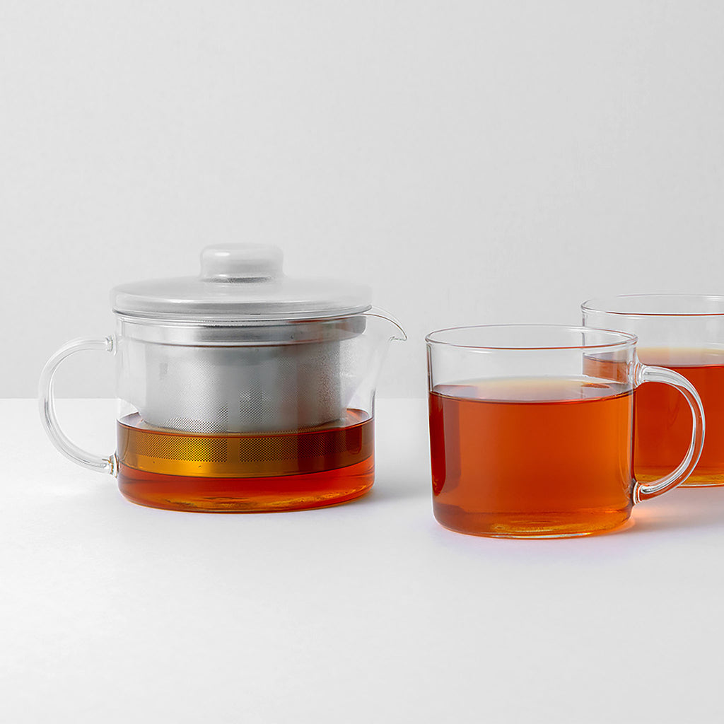 This straight-walled glass tea pot is a collaboration between Japanese tableware brand Common and HARIO, Japan’s trusted heat-resistant glassmaker since 1921. The simple form with softly rounded edges brings a sense of warmth to everyday tea rituals. 