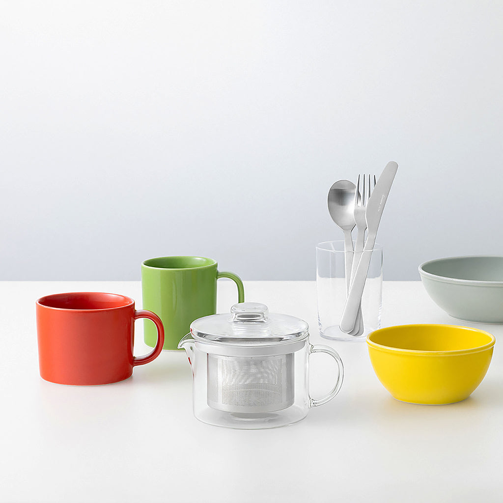 Common emerged from the pursuit of universal designs. Examining the essential elements of a variety of common products, designer Yota Kakuda developed a lineup of tableware for everyday use. Ranging from porcelain dishes to glassware and cutlery, the brand’s products are equally suited to use at home or in cafes and restaurants. The simple yet robust designs are manufactured to ensure they become a valuable part of everyday life.