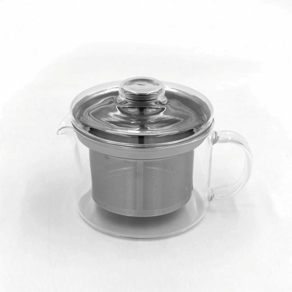 This straight-walled glass tea pot is a collaboration between Japanese tableware brand Common and HARIO, Japan’s trusted heat-resistant glassmaker since 1921. The simple form with softly rounded edges brings a sense of warmth to everyday tea rituals. Its clear body showcases the color and movement of tea as it steeps. The deep stainless-steel strainer promotes even infusion and is easy to remove and clean.