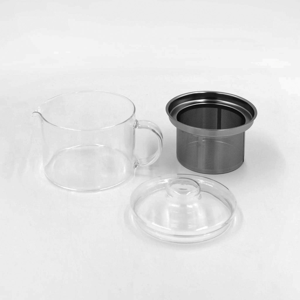 This straight-walled glass tea pot is a collaboration between Japanese tableware brand Common and HARIO, Japan’s trusted heat-resistant glassmaker since 1921. The simple form with softly rounded edges brings a sense of warmth to everyday tea rituals. Its clear body showcases the color and movement of tea as it steeps. The deep stainless-steel strainer promotes even infusion and is easy to remove and clean.