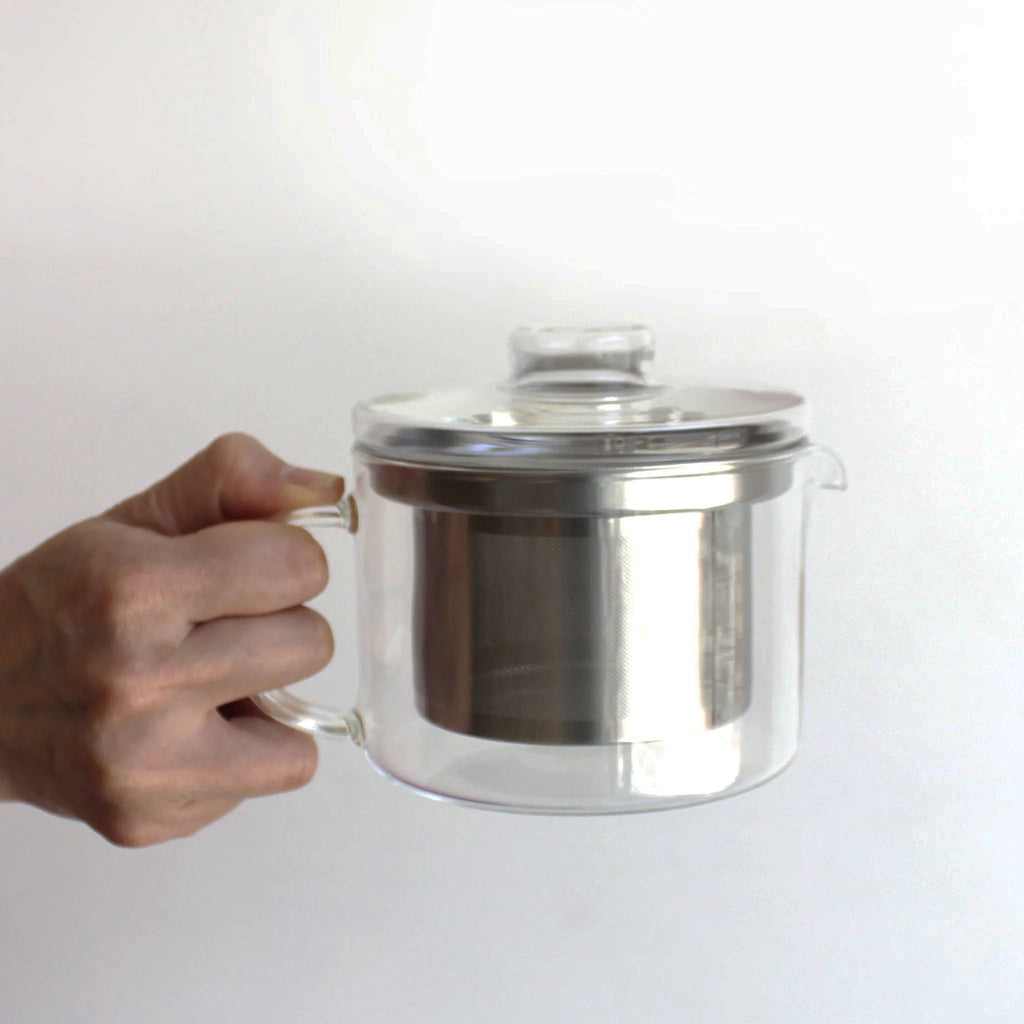 Made from 100% natural HARIO Glass, the pot is highly resistant to heat, odor, and stains. It can be used with or without the strainer, and works well for both hot and cold brews. With a 17 fl oz (500 ml) capacity, it’s suitable for a generous single serving or multiple pours. Microwave safe (with strainer removed) and dishwasher safe, it’s designed for both beauty and ease in everyday use. 