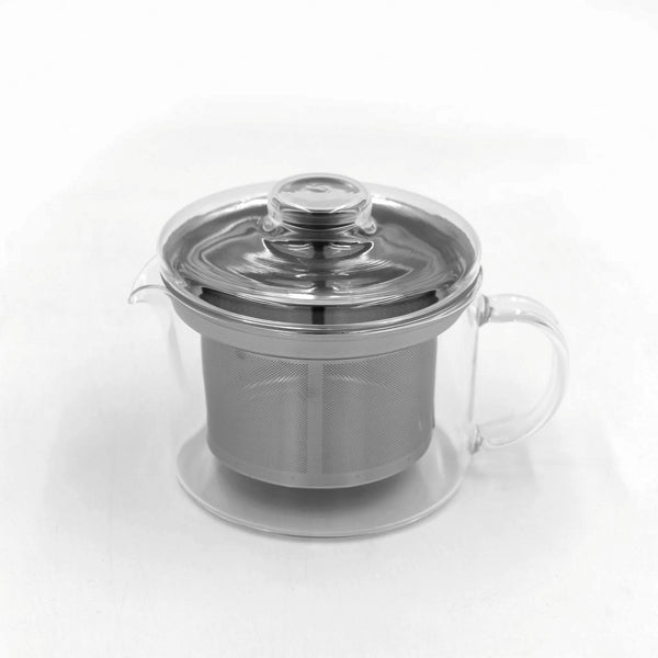 This straight-walled glass tea pot is a collaboration between Japanese tableware brand Common and HARIO, Japan’s trusted heat-resistant glassmaker since 1921. The simple form with softly rounded edges brings a sense of warmth to everyday tea rituals. Its clear body showcases the color and movement of tea as it steeps. The deep stainless-steel strainer promotes even infusion and is easy to remove and clean.