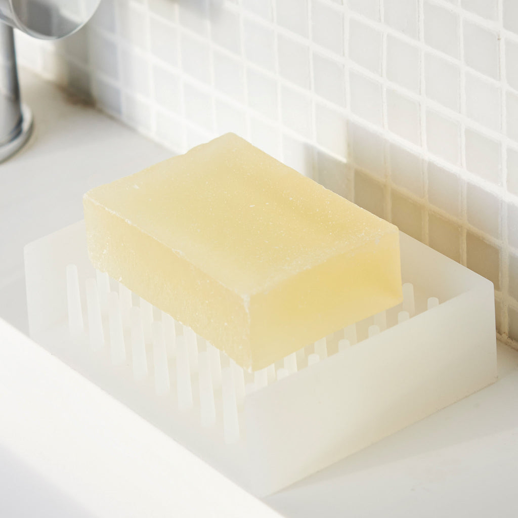 This soap holder features tall walls on three sides to prevent water from spilling out. Position the open side with the slanted base towards the sink to allow any water to drain right out. 