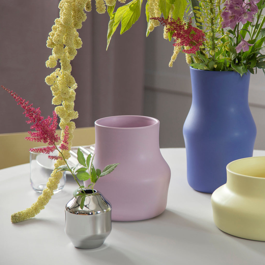 The design is inspired by the natural area around the small village of Dorotea. Here, ice has created a landscape of mountains, valleys and large open areas which together form soft, fluid shapes that endlessly flow together. This transition is often overlooked, but the adventurous and surprising part of the design lies precisely here. With its minimalist and organic shapes, the Dorotea collection combines tradition and artisanal design on an international level.