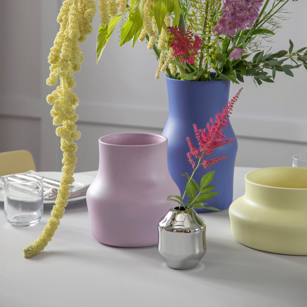The design is inspired by the natural area around the small village of Dorotea. Here, ice has created a landscape of mountains, valleys and large open areas which together form soft, fluid shapes that endlessly flow together. This transition is often overlooked, but the adventurous and surprising part of the design lies precisely here. With its minimalist and organic shapes, the Dorotea collection combines tradition and artisanal design on an international level.