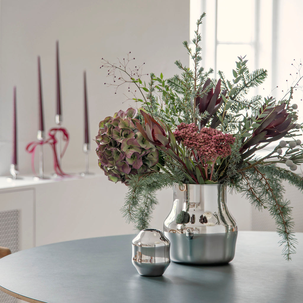 The design is inspired by the natural area around the small village of Dorotea. Here, ice has created a landscape of mountains, valleys and large open areas which together form soft, fluid shapes that endlessly flow together. This transition is often overlooked, but the adventurous and surprising part of the design lies precisely here. With its minimalist and organic shapes, the Dorotea collection combines tradition and artisanal design on an international level.