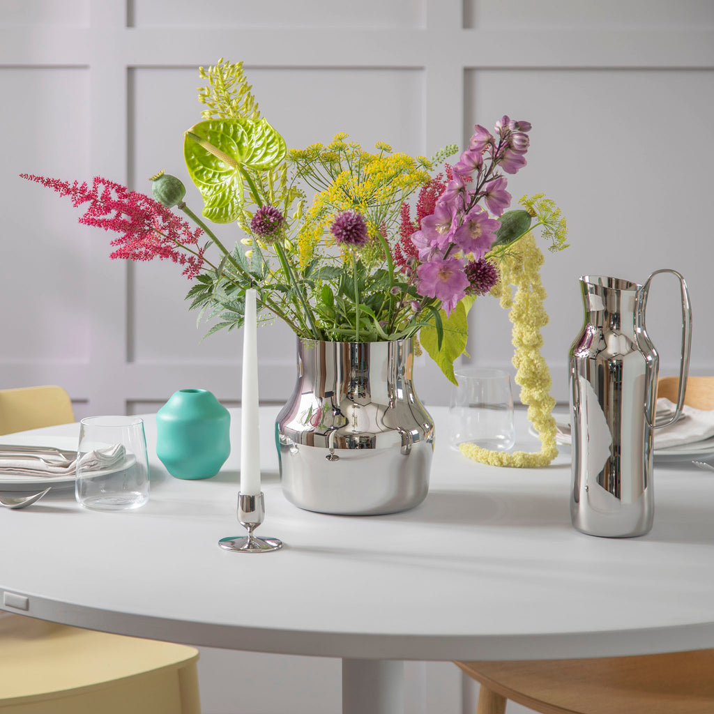 The design is inspired by the natural area around the small village of Dorotea. Here, ice has created a landscape of mountains, valleys and large open areas which together form soft, fluid shapes that endlessly flow together. This transition is often overlooked, but the adventurous and surprising part of the design lies precisely here. With its minimalist and organic shapes, the Dorotea collection combines tradition and artisanal design on an international level.
