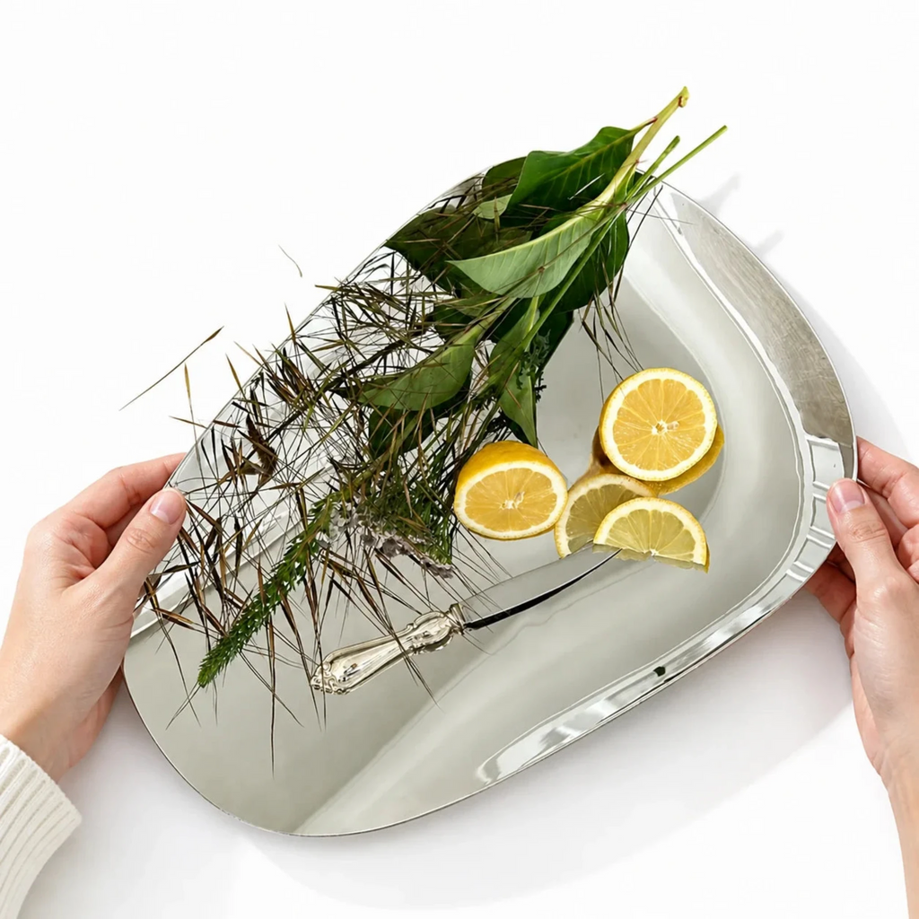 This dish, made of polished 18/10 stainless steel, is part of the Dorotea collection - an homage to the natural beauty surrounding the small village of Dorotea. Shaped by ice over centuries, the region's landscape of mountains, valleys, and wide-open spaces has inspired soft, fluid forms that seamlessly flow together. 