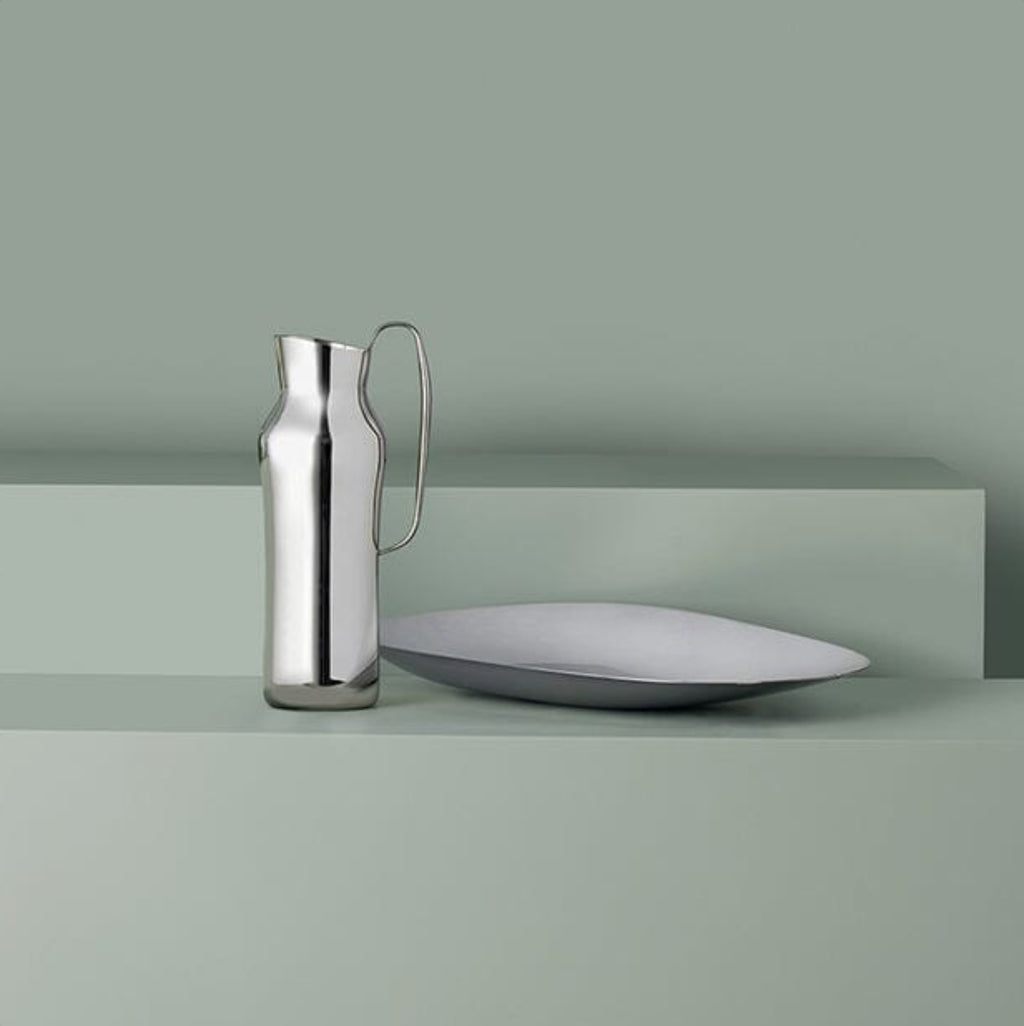 This carafe, made of polished 18/10 stainless steel, is inspired by the natural area around the small village of Dorotea. Here, ice has created a landscape of mountains, valleys and large open areas which together form soft, fluid shapes that endlessly flow together. This transition is often overlooked, but the adventurous and surprising part of the design lies precisely here. With its minimalist and organic shapes, the Dorotea collection combines tradition and artisanal design on an international level.