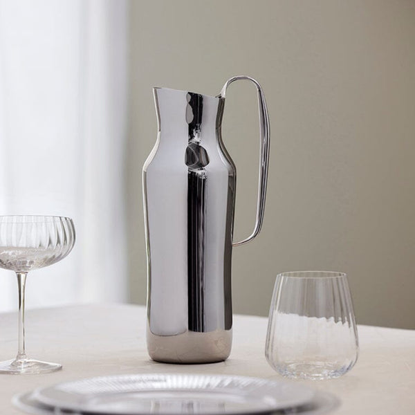 This carafe, made of polished 18/10 stainless steel, is inspired by the natural area around the small village of Dorotea. Here, ice has created a landscape of mountains, valleys and large open areas which together form soft, fluid shapes that endlessly flow together. This transition is often overlooked, but the adventurous and surprising part of the design lies precisely here. With its minimalist and organic shapes, the Dorotea collection combines tradition and artisanal design on an international level.