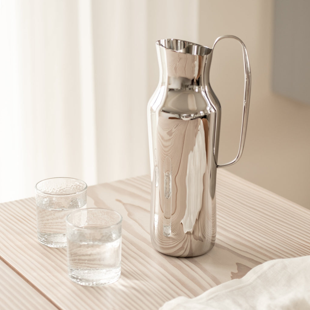 This carafe, made of polished 18/10 stainless steel, is inspired by the natural area around the small village of Dorotea. Here, ice has created a landscape of mountains, valleys and large open areas which together form soft, fluid shapes that endlessly flow together. This transition is often overlooked, but the adventurous and surprising part of the design lies precisely here. With its minimalist and organic shapes, the Dorotea collection combines tradition and artisanal design on an international level.