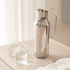 This carafe, made of polished 18/10 stainless steel, is inspired by the natural area around the small village of Dorotea. Here, ice has created a landscape of mountains, valleys and large open areas which together form soft, fluid shapes that endlessly flow together. This transition is often overlooked, but the adventurous and surprising part of the design lies precisely here. With its minimalist and organic shapes, the Dorotea collection combines tradition and artisanal design on an international level.