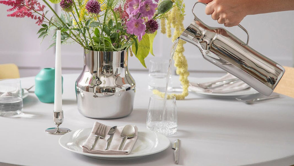 This carafe, made of polished 18/10 stainless steel, is inspired by the natural area around the small village of Dorotea. Here, ice has created a landscape of mountains, valleys and large open areas which together form soft, fluid shapes that endlessly flow together. This transition is often overlooked, but the adventurous and surprising part of the design lies precisely here. With its minimalist and organic shapes, the Dorotea collection combines tradition and artisanal design on an international level.