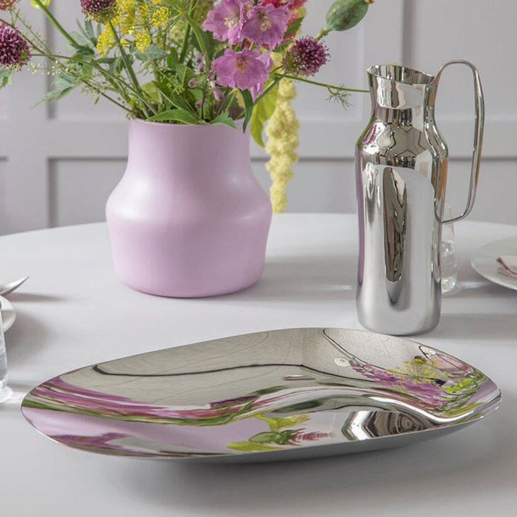 This carafe, made of polished 18/10 stainless steel, is inspired by the natural area around the small village of Dorotea. Here, ice has created a landscape of mountains, valleys and large open areas which together form soft, fluid shapes that endlessly flow together. This transition is often overlooked, but the adventurous and surprising part of the design lies precisely here. With its minimalist and organic shapes, the Dorotea collection combines tradition and artisanal design on an international level.