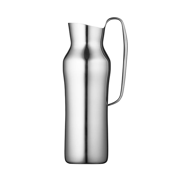 This carafe, made of polished 18/10 stainless steel, is inspired by the natural area around the small village of Dorotea. Here, ice has created a landscape of mountains, valleys and large open areas which together form soft, fluid shapes that endlessly flow together. This transition is often overlooked, but the adventurous and surprising part of the design lies precisely here. With its minimalist and organic shapes, the Dorotea collection combines tradition and artisanal design on an international level.