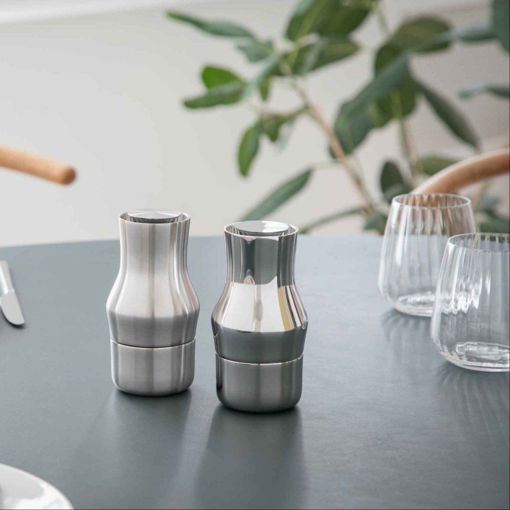 The beautiful, minimalist grinder in polished stainless steel adds an elegant cohesion to the table setting. The ceramic CrushGrind® mechanism is located at the top of the grinder, and thanks to this thoughtful design, no spices sprinkle onto the table when the grinder is placed down. The positioning of the grinding mechanism offers several advantages: gravity naturally guides the spices into the grinder and results in a more consistent grind.