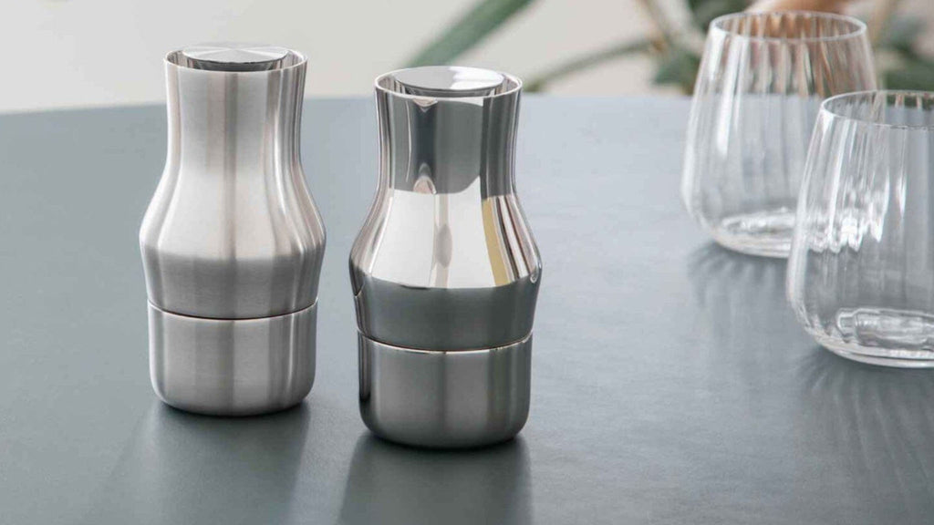 Gense Dorotea spice mill 14 cm. Dorotea spice mill 14 cm from Gense is an elegant, minimalist grinder with organic forms designed by Monica Förster. The ceramic CrushGrind mechanism sits at the top so the spices are guided down by gravity, ensuring even grinding and no spills when the mill is set down. Four adjustable settings from fine to coarse make it easy to tailor flavor intensity. Made of recycled stainless steel for long-lasting durability and a solid presence on the table.