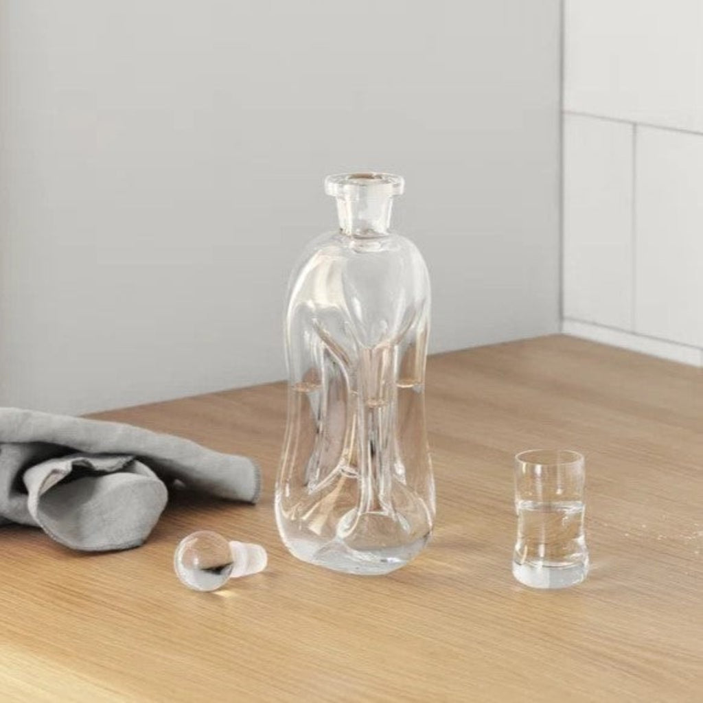 Fill it with your favourite whisky, cognac or another precious drop, and let the colours shine through the crystal clear glass. The carafe can be sealed with the help of the glass stopper that is decorated with a glass ball that nestles comfortably in the hand.
