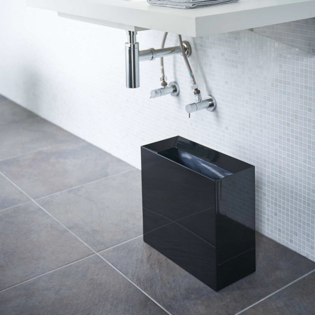 Trash liners can be annoying to replace and even more annoying when they slip or slide down the barrel of the bin. The interlocking design of this clever trash will secure the liner, making sure it never slips out of place.