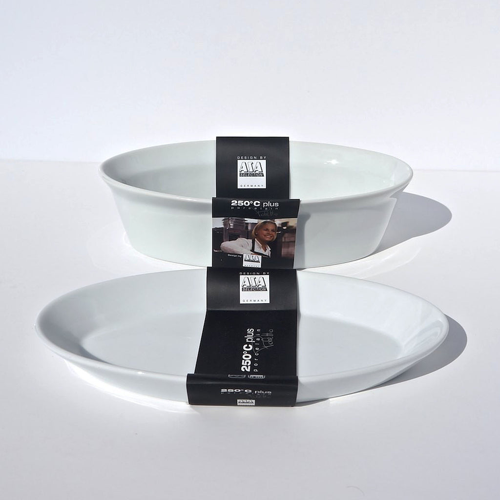 250°C Plus Poletto, the oven-resistant multifunctional porcelain kitchenware, covers, with its range of high-edge strength dishes, all the requirements of high-quality kitchens. The flat pieces can be used as lids for braising, as a serving tray for the hot dish and as an independent presentation platter. SKU 52020017. UPC/EAN 4024433270706.