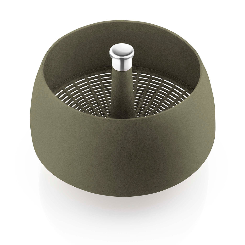 SPINNING COLANDER - GREEN TOOL by Tools Design for Eva Solo. SKU 531516. The water drains out through the holes in the bottom. It is also perfect for rinsing fruit, draining water from pasta etc.