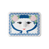 In addition to the soft, round shape, the Dora bonbonniere also has the well-known triangular nose, almond-shaped eyes, smiling lips and rose-red cheeks. 