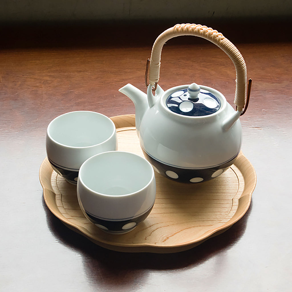 Mizutama means "polka dots" in Japanese. Synonymous with Hizen Yoshida ware, this pattern is attributed to white stones at the bottom of the Narutani River in the upper stream of Haguchi River running through Yoshida village. Mizutama teaware is now a staple and symbol for the Japanese dining table. 