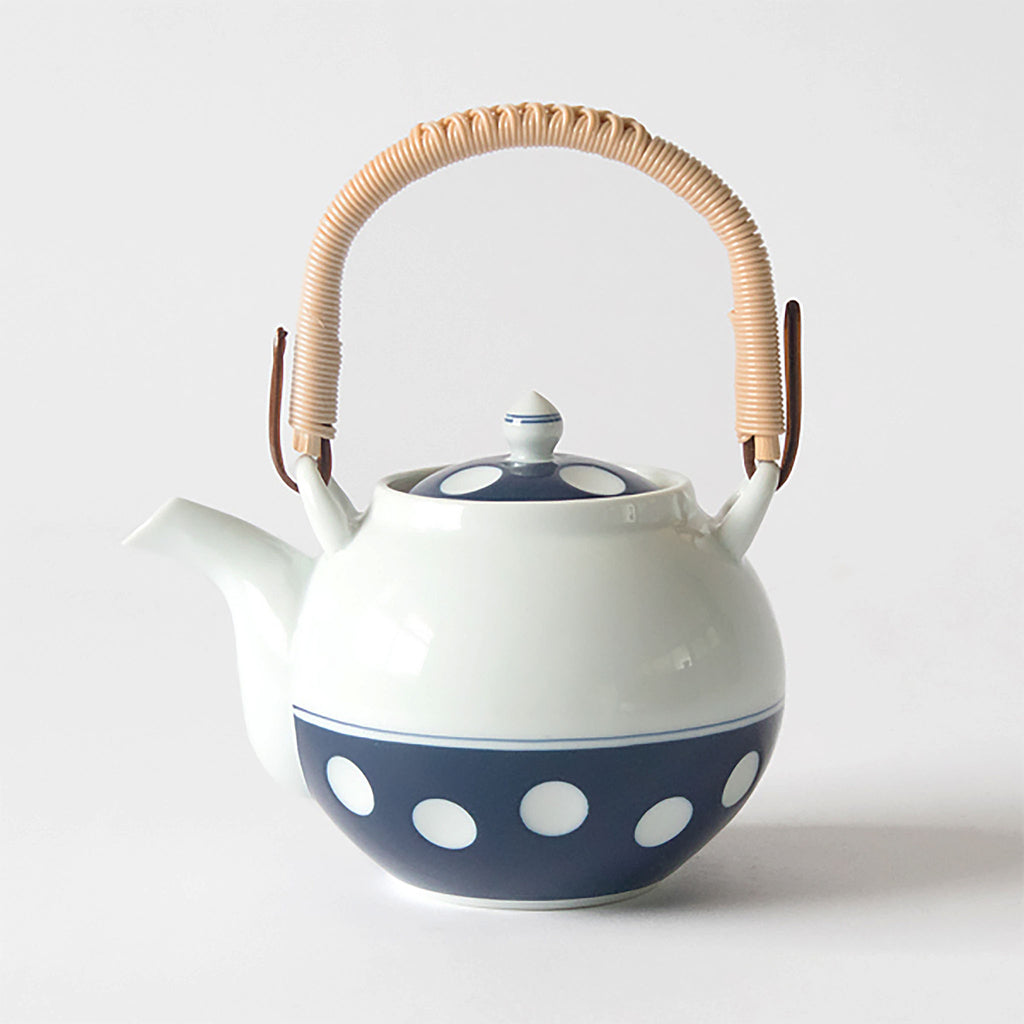 What makes this teapot different from a regular teapot is the beautifully dyed large polka dot pattern. Polka-dot tableware was produced in large numbers during the period of rapid economic growth around 1965, but the amount of production gradually decreased due to the labor involved in hand-carving the polka-dot patterns one by one. Currently, only Soesen Seitosho, the kiln that produces the Hizen Yoshida polka dot tableware, is the only one that handles polka dot tableware.