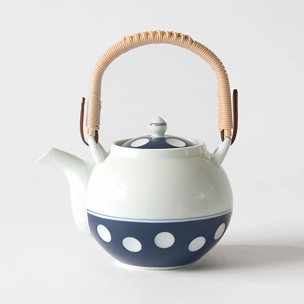 What makes this teapot different from a regular teapot is the beautifully dyed large polka dot pattern. Polka-dot tableware was produced in large numbers during the period of rapid economic growth around 1965, but the amount of production gradually decreased due to the labor involved in hand-carving the polka-dot patterns one by one. Currently, only Soesen Seitosho, the kiln that produces the Hizen Yoshida polka dot tableware, is the only one that handles polka dot tableware.
