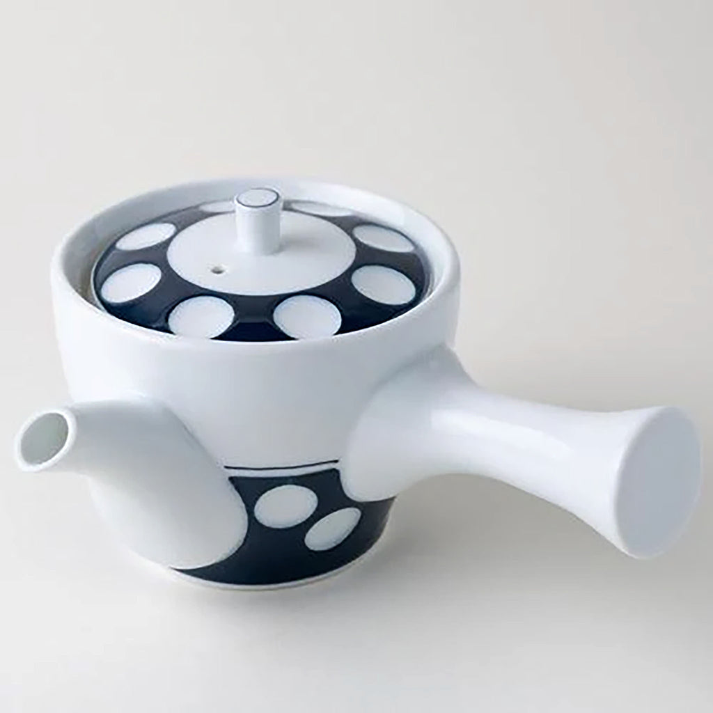 The teapot and teacup set made from Hizen Yoshida ware, with its evenly lined polka dot design that makes you feel nostalgic, is a slightly new design that fits the modern life scene. The handle fits comfortably in your hand, giving you a sense of stability when pouring tea. The tea strainer part is a tea strainer with fine holes suitable for Japanese tea. The feature is that even fine tea leaves do not clog easily and are easy to pour. 