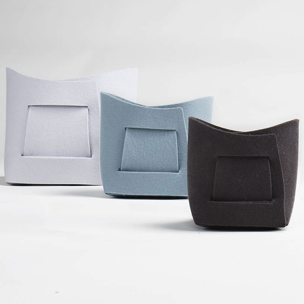 Verso Design specializes in exclusive home furnishings, accessories and interior design products made for everyday use and enjoyment. Collections consist of seat cushions, bowls, storage boxes and tabletop products in various joyful shapes and colors. 