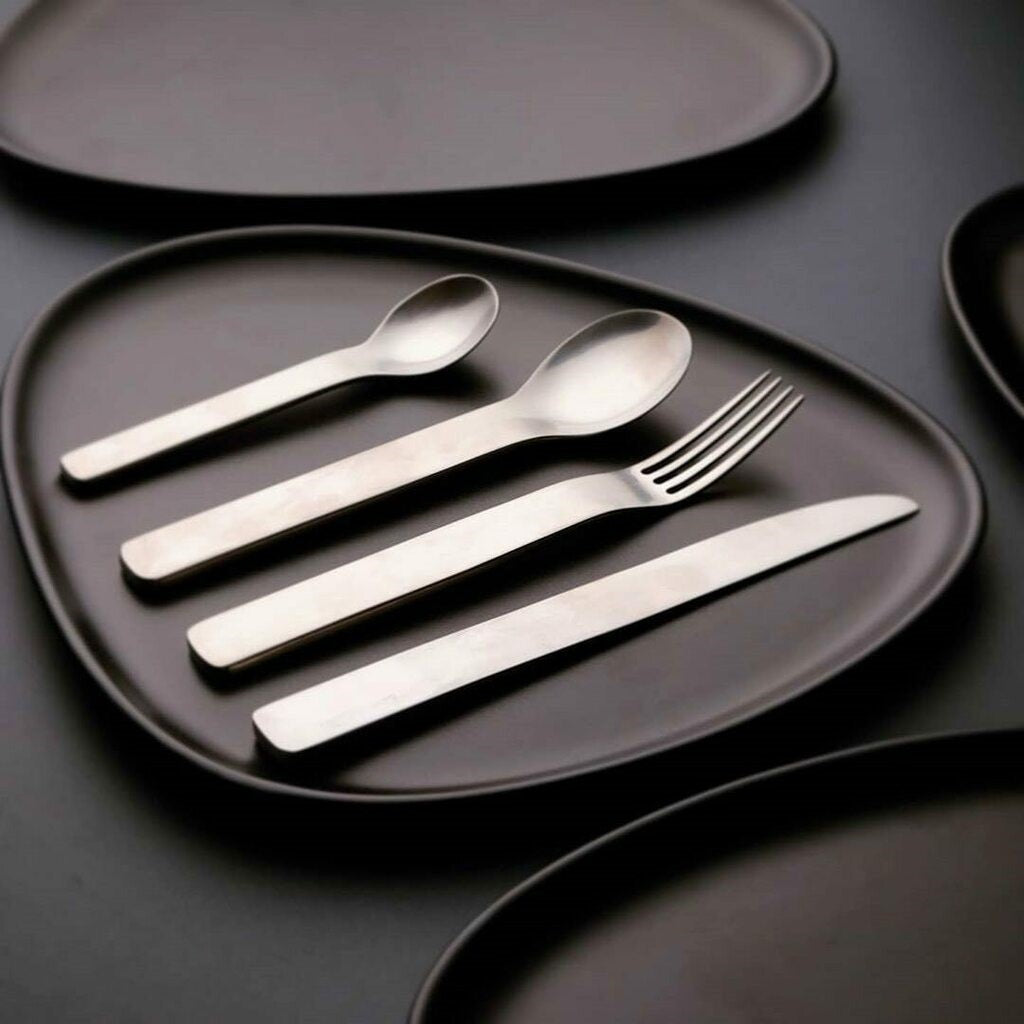 Minimal stainless steel. David Mellor’s Minimal cutlery is a master metalworker’s design for modern living. Designed in 2002, its aesthetic purity has made it a firm favourite with designers, architects and design enthusiasts. SKU 4992813.
