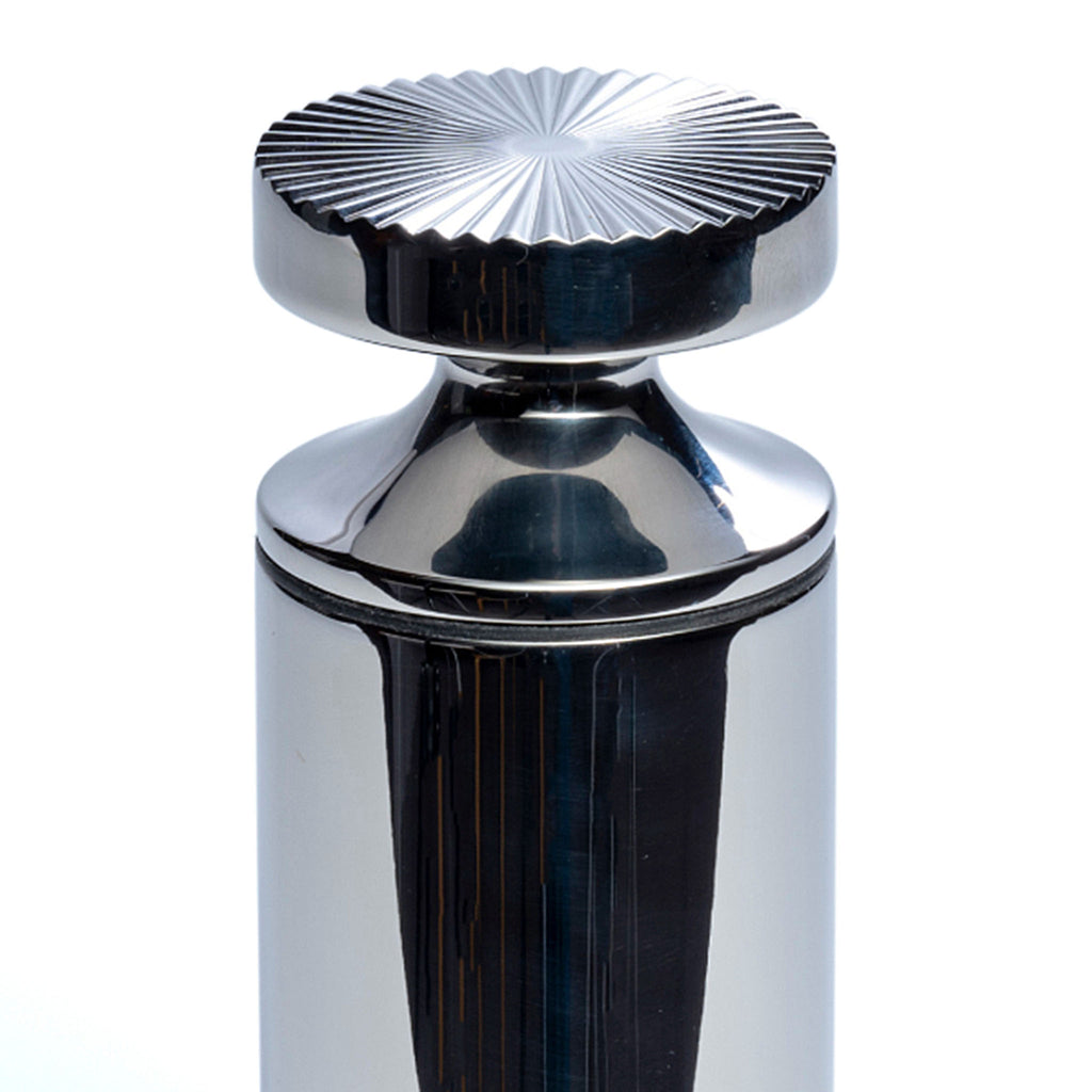 Their unusual, precision machined tops are a contemporary interpretation of a cog, reflecting their grinding action and our industrial design heritage. Beautifully engineered for high-definition crispness, they feature a subtle black or white band to distinguish between salt and pepper at the table.