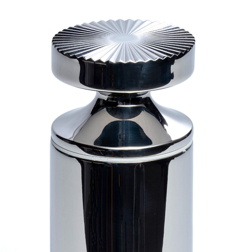 Their unusual, precision machined tops are a contemporary interpretation of a cog, reflecting their grinding action and our industrial design heritage. Beautifully engineered for high-definition crispness, they feature a subtle black or white band to distinguish between salt and pepper at the table.