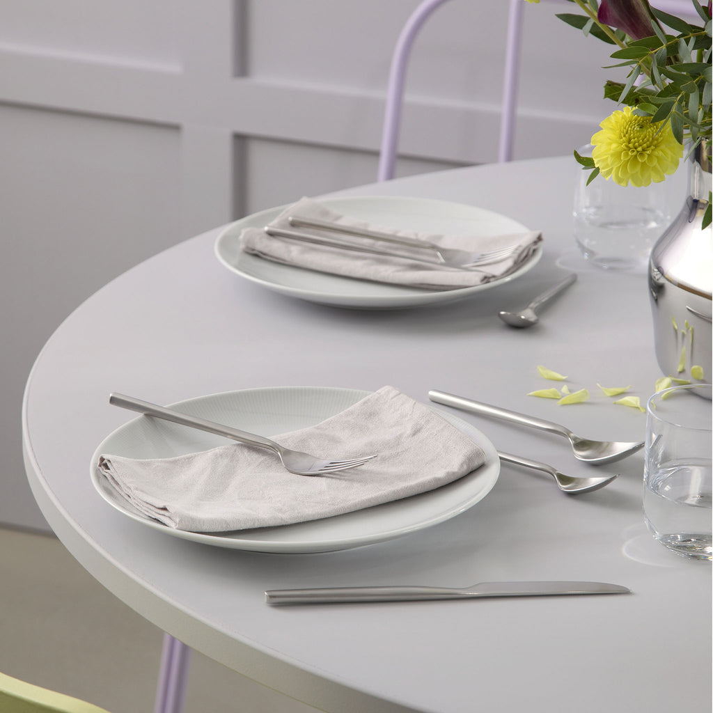 With Dorotea cutlery, Monica Förster has created a modern classic in matte finish stainless steel. Dorotea is distinguished by a dramatic shape which is distinctive yet soft. The perfect balance of the cutlery brings harmony to any table setting. Dorotea is a timeless cutlery that combines Gense’s tradition and craftsmanship with design at an international level. Dishwasher safe.