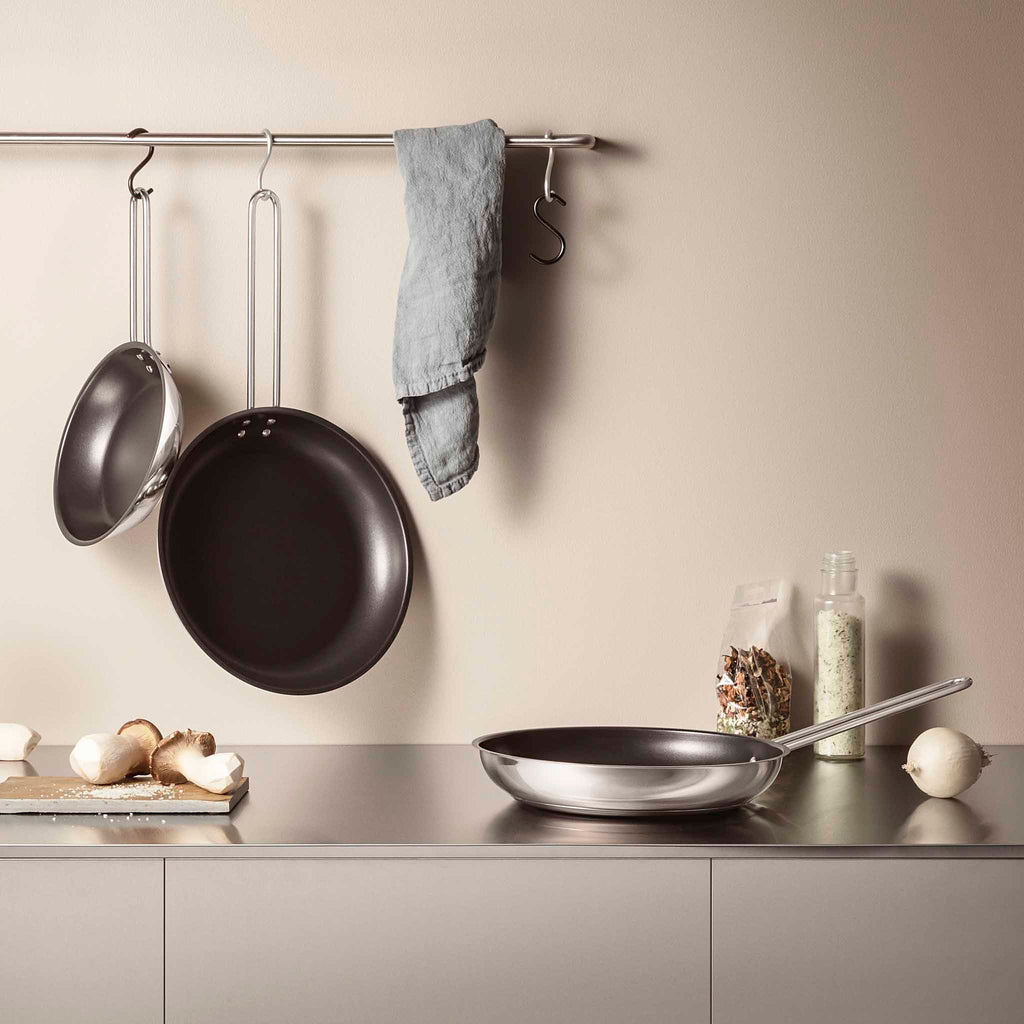 The classic series of stainless steel has for many years contained frying pans with and without Let® Slip-coating. Now Eva Solo is introducing a frying pan in the stainless steel series with ceramic coating. 