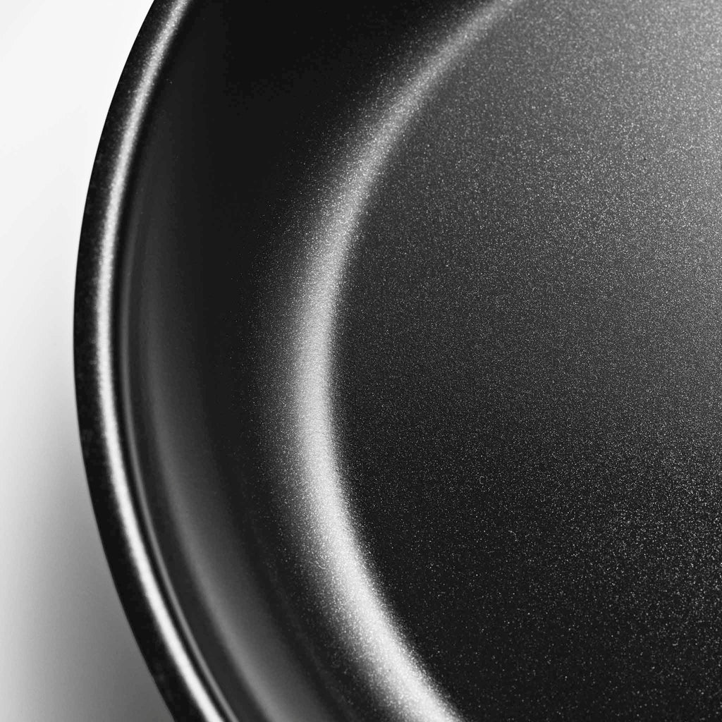 Eva Solo is introducing a frying pan in the stainless steel series with ceramic coating. There is a ILAG Slip- Let® ceramic coating which can withstand very high temperatures, up to 400 ° C. The coating is therefore ideal for roasting meat and making the perfect crust.