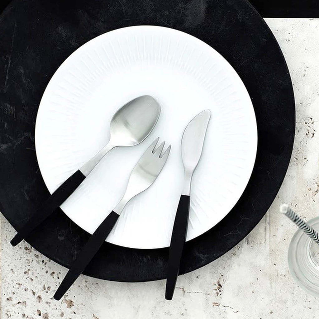 Today, Focus de Luxe is a stylish retro classic with a timeless and functional design. The interesting feature of this cutlery is the knife’s short blade and the fact that the fork, knife and spoon are the same length. 