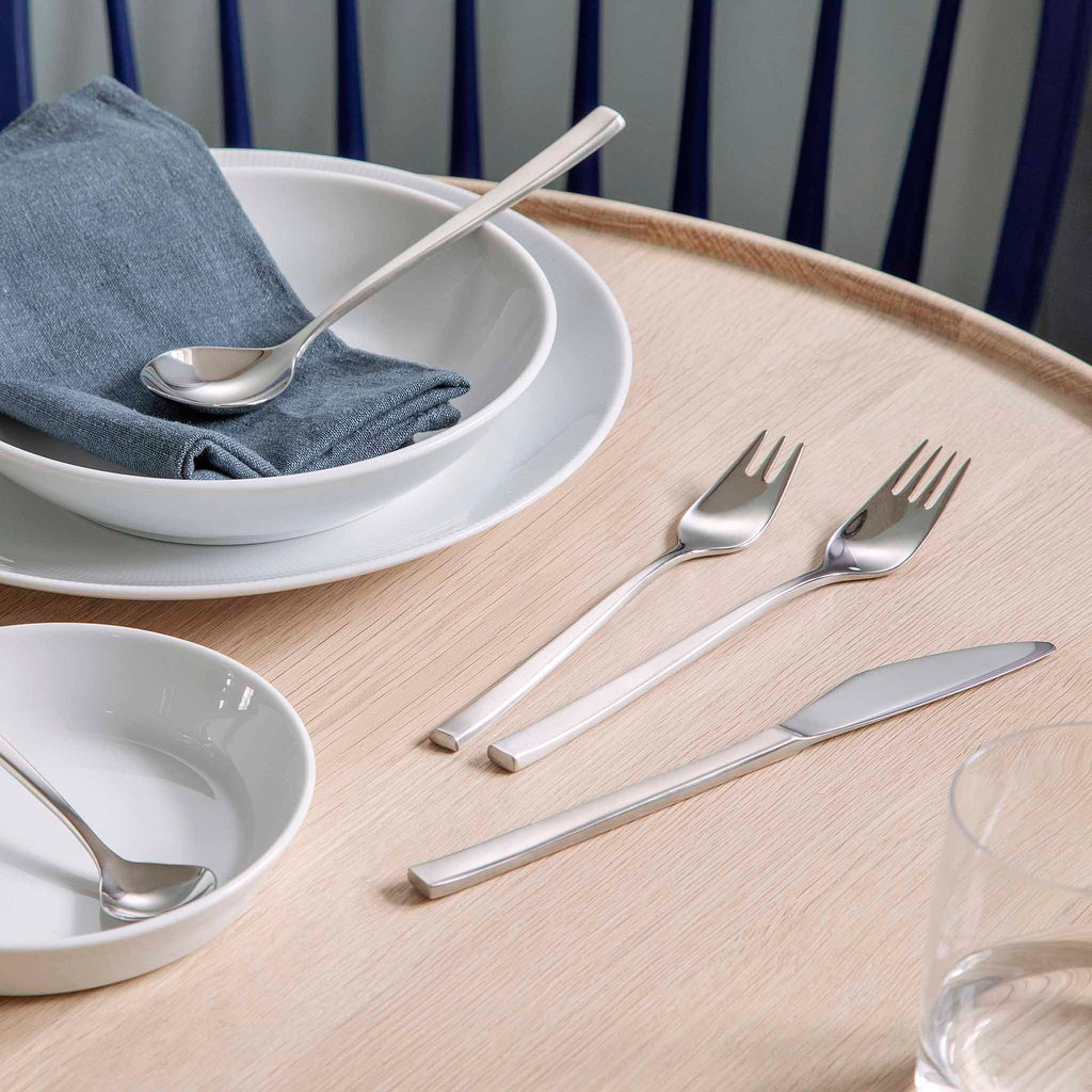 Fuga has a classic design with softly rounded lines that rest comfortably in the hand, and a refined contrast in the matte handles and polished bowls. Tias Eckhoff designed the iconic cutlery in 1962. Its design conveys clarity and the impression is one of subtle precision. Fuga is suitable for both everyday use and special occasions.