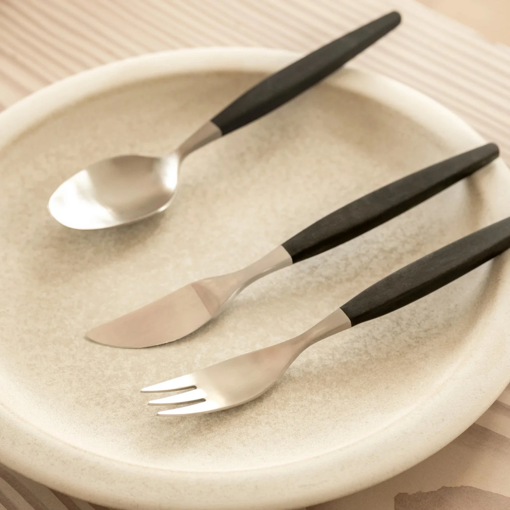 Focus de Luxe is a stylish retro classic with a timeless and functional design. Made of durable 18/8 stainless steel, the cutlery combines lasting quality with distinctive character. A unique feature of the collection is the knife’s short blade and the uniform length of the fork, knife, and spoon. Folke Arström designed Focus de Luxe for Gense in 1955.